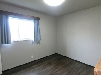 【洋室】 | 【築5年】中古一戸建　金光町占見新田　4LDK | 2階南西側洋室。南向きで日の光が差し込む明るい空間です。
