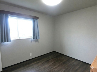 【洋室】 | 【築5年】中古一戸建　金光町占見新田　4LDK | 2階南西側洋室。南向きで日の光が差し込む明るい空間です。