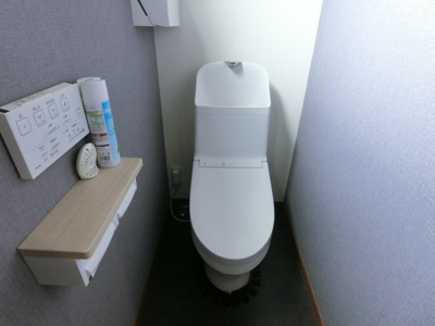 【トイレ】 | 【築5年】中古一戸建　金光町占見新田　4LDK | 2階トイレ。スッキリとしたシルエットに、水はねしにくい深型の手洗い器を完備。汚れが溜まりやすいフチをなくした「フチなし形状」なので、サッとひと拭きで綺麗が続きます。