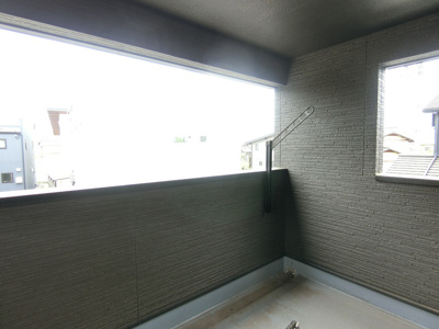 【バルコニー】 | 【築5年】中古一戸建　金光町占見新田　4LDK | 天候を気にせず洗濯物が干せる、共働き世帯にも嬉しいインナーバルコニー。
急な雨でも安心なうえ、日差しを遮りながら心地よい風を取り込めます。