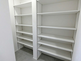 【収納】 | 【築5年】中古一戸建　金光町占見新田　4LDK | 玄関を常に美しく保てる、大容量のシューズインクローゼット。家族全員の靴はもちろん、ベビーカーやアウトドア用品もそのまま収納可能です。可動棚で高さを調節すれば、ブーツなどの大きな物も効率よく収まります。