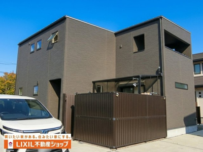 【外観】 | 【築5年】中古一戸建　金光町占見新田　4LDK | シックでスタイリッシュな黒を基調とした外観。家が引き締まって見えます。
