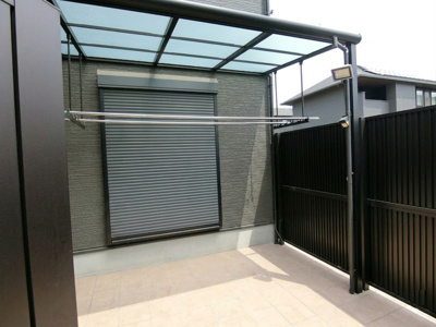 【設備】 | 【築5年】中古一戸建　金光町占見新田　4LDK | リビングから繋がるテラスは、内と外が一体化する開放的なプライベート空間。選択はもちろん、休日のティータイムなど、暮らしの楽しみが広がります。
日常に彩りとゆとりをもたらす贅沢な設計です。