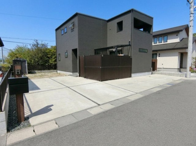 【駐車場】 | 【築5年】中古一戸建　金光町占見新田　4LDK | 駐車スペース。土間コンクリート敷設済み。