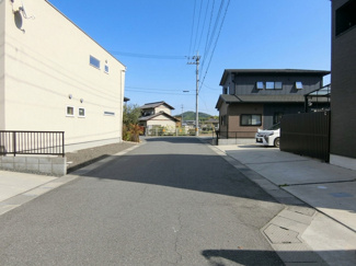 【前面道路含む現地写真】 | 【築5年】中古一戸建　金光町占見新田　4LDK | 前面道路は東側、幅員6ｍの公道です。