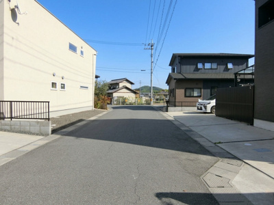 【前面道路含む現地写真】 | 【築5年】中古一戸建　金光町占見新田　4LDK | 前面道路は東側、幅員6ｍの公道です。
