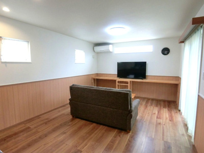 【居間・リビング】 | 【築5年】中古一戸建　金光町占見新田　4LDK | 家族が集まってもゆったり過ごせる、16帖の開放的なLDK。家具を配置しても動線にゆとりがあり、ライフスタイルに合わせた自由なレイアウトが楽しめます。明るい光が差し込む心地よい大空間です。