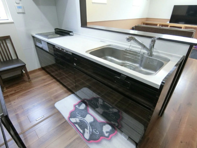 【キッチン】 | 【築5年】中古一戸建　金光町占見新田　4LDK | 洗練されたブラックパネルが空間を引き締めるシステムキッチン。家事効率を上げる食洗機と、手入れが簡単なIHヒーターを完備しました。デザイン性と機能性を兼ね備え、毎日の料理時間をよりスタイリッシュに演出。