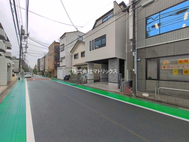 練馬区関町東1丁目　車庫×21帖LDK　大型規格住宅　限定1棟の前面道路含む現地写真