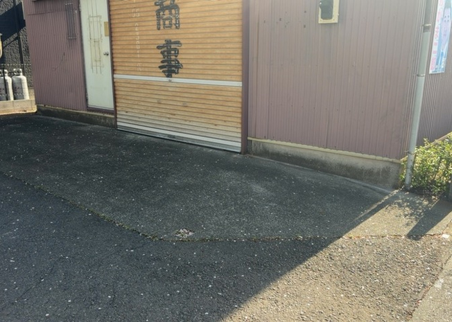 【外観】 | 土地の前の道路に消火栓が設置されていることがあります。この場合、道路交通法第45条第1項により、駐車禁止の場所が指定されています。そのため、車庫などの駐車スペースをつくることができない場合があります。