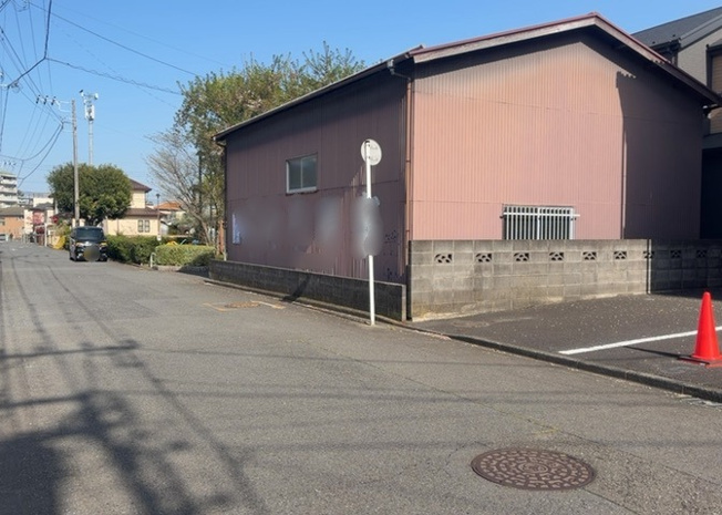 【外観】 | 現地に行くなら、物件の周囲の地形がどうなっているかを見ることも大切です。周辺より低くなっている土地では、大雨などで水が集まりやすいため、地盤が弱くなっているということも考えられるため、注意が必要です。