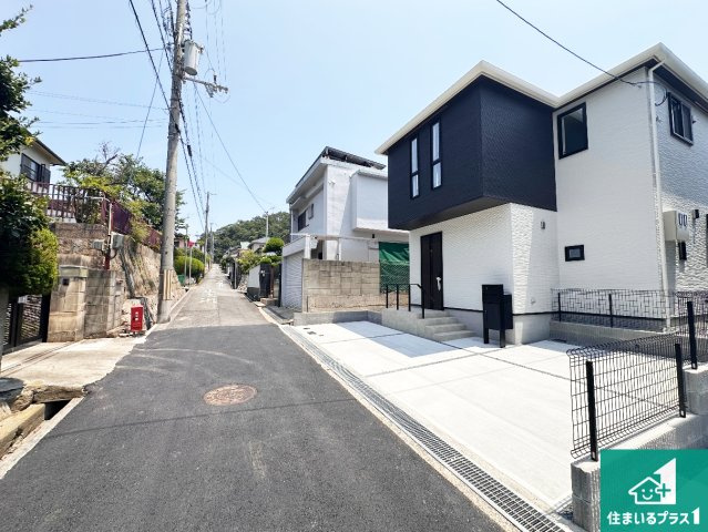 神戸市須磨区高尾台　新築一戸建ての前面道路含む現地写真|周辺は閑静な住宅街！前面道路広々で車の出し入れも便利です。駐車が苦手な方でも安心して車庫入れできます！