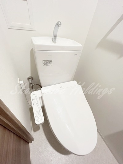 藤沢市朝日町の賃貸マンションのトイレ|清潔感のあるトイレです