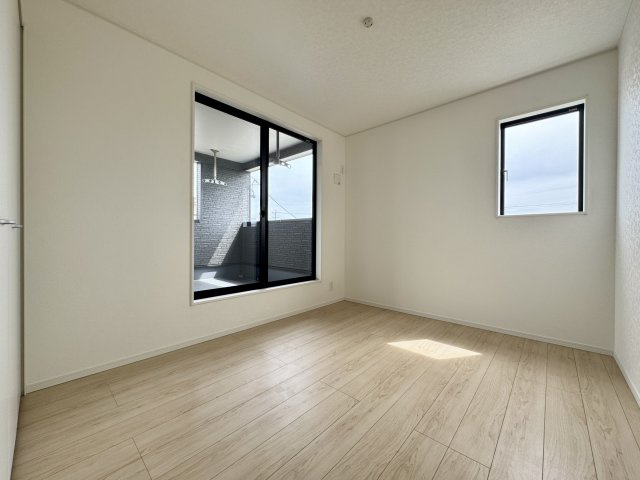 馬郡町 第1 2号棟の洋室|バルコニー横の可愛らしい明るいお部屋になります♪