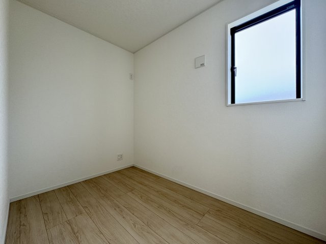 馬郡町 第1 2号棟の洋室|ちょっとした書斎部屋としてもお使いいただけるスペースです！