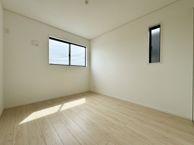 馬郡町 第1 2号棟の洋室|窓が2箇所あり角部屋に位置しておりますのでお子様のお部屋としてもお使いいただけます♬