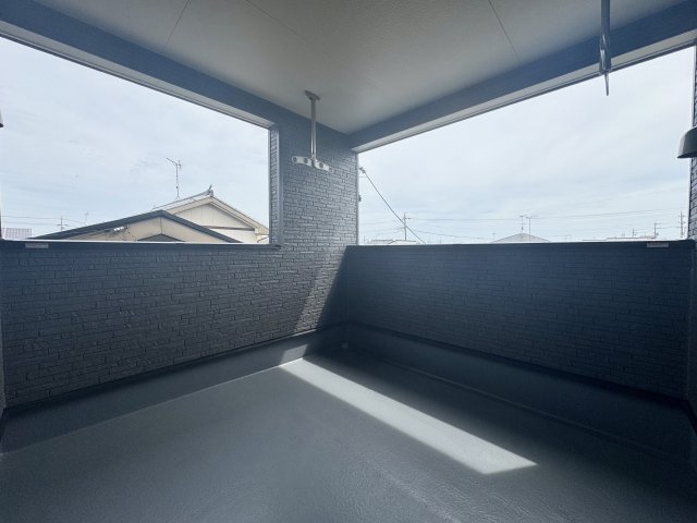 馬郡町 第1 2号棟のバルコニー|正方形に近いバルコニーは洗濯物やお布団もラクラク干せますね☆