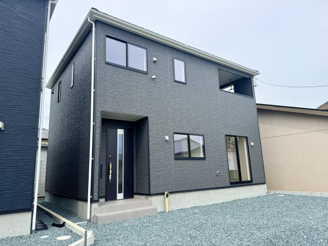 馬郡町 第1 2号棟の外観|落ち着いた色で統一された外観です。