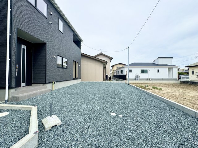 馬郡町 第1 2号棟の駐車場|並列4台以上駐車可能でお友達が遊びに来ても余裕のある広さです♪