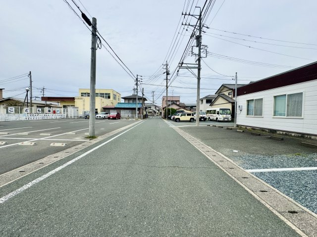 馬郡町 第1 2号棟の前面道路含む現地写真