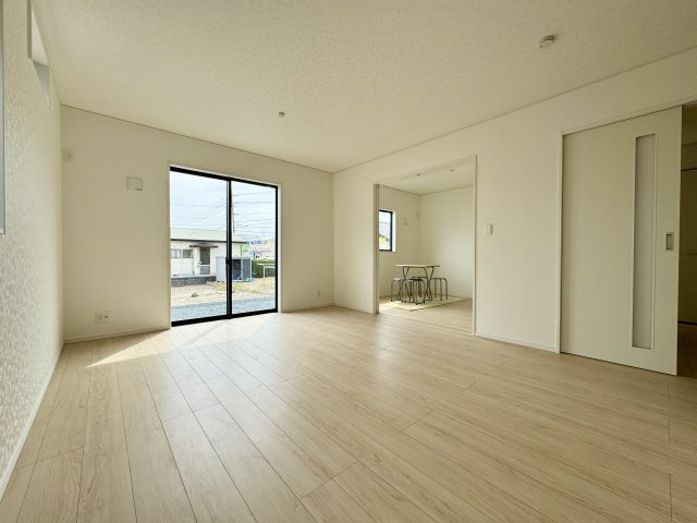 馬郡町 第1 2号棟の居間・リビング|広々としたリビングでゆったりと過ごせます。