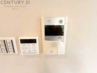 訪問者が来たときにテレビ画面で確認できるため、安心してドアを開けられます。録画機能があるものもあり、留守中に来訪者を記録しておくことができます。利便性が高く、セキュリティ面でも安心です。