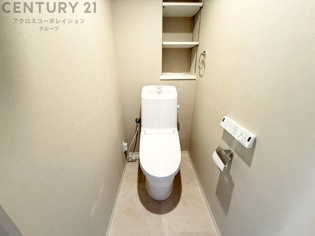 温水洗浄便座付トイレは温水洗浄機能により、暖かい水でおしりを洗浄することができ、冷たい水を使う従来の便座に比べ、温水洗浄機能で暖かいトイレを提供し、快適な使用を可能にします。