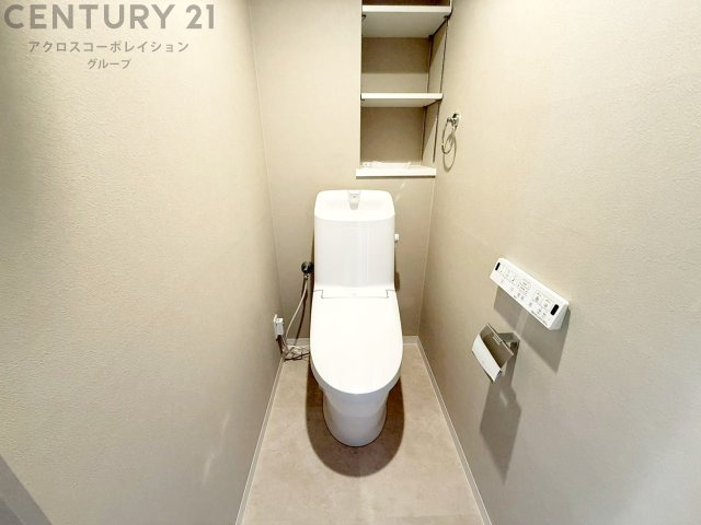 温水洗浄便座付トイレは温水洗浄機能により、暖かい水でおしりを洗浄することができ、冷たい水を使う従来の便座に比べ、温水洗浄機能で暖かいトイレを提供し、快適な使用を可能にします。