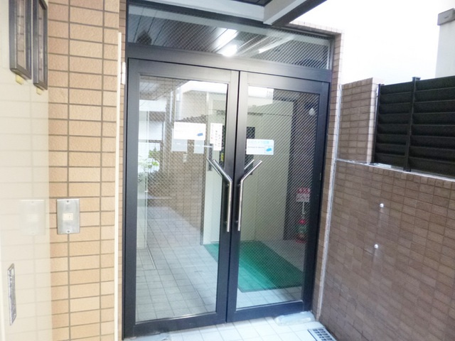 渡辺ビルのエントランス|綺麗なガラスドアのエントランスです。
