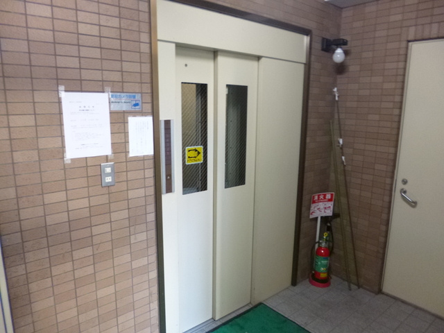 渡辺ビルのその他共用部分|エレベーター付きの建物です。