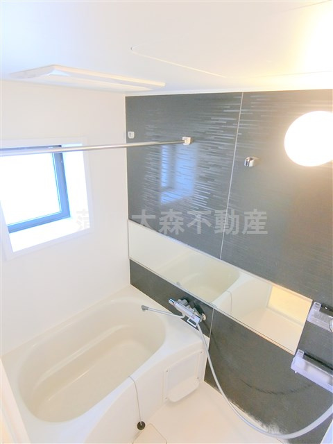 ロアール蒲田弐番館の浴室|窓と浴室乾燥機付きのお風呂　バスルーム　