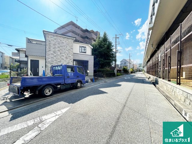 宝塚市売布　第1期　新築一戸建ての前面道路含む現地写真|周辺は閑静な住宅街！前面道路広々で車の出し入れも便利です。駐車が苦手な方でも安心して車庫入れできます！