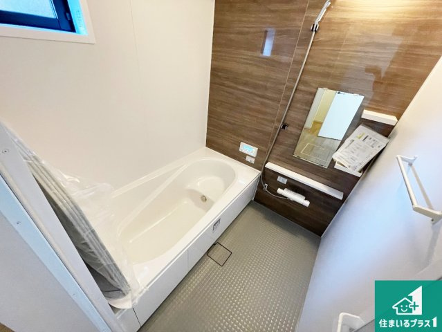 宝塚市売布　第1期　新築一戸建ての浴室|足をゆったり伸ばして寛げる浴槽です。窓が設けられていますので差し込む光が明るく穏やかな雰囲気にしてくれます♪浴室乾燥機も設置しているので、雨の日の洗濯物も安心です♪