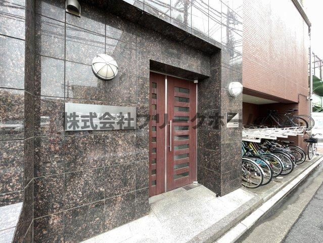 武蔵野市吉祥寺本町２丁目の賃貸マンションのエントランス