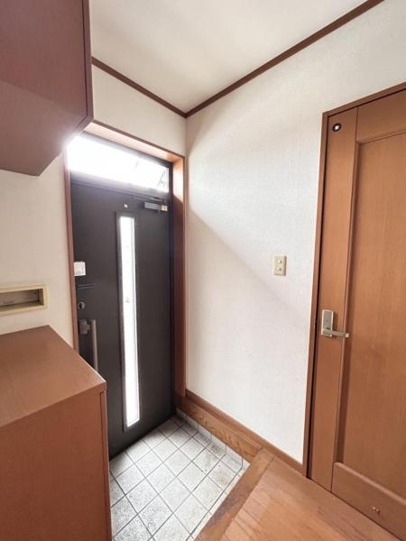八戸市諏訪３丁目　二世帯住宅の玄関|【リフォーム中】玄関ホールです。クロス張替、照明交換を行います。