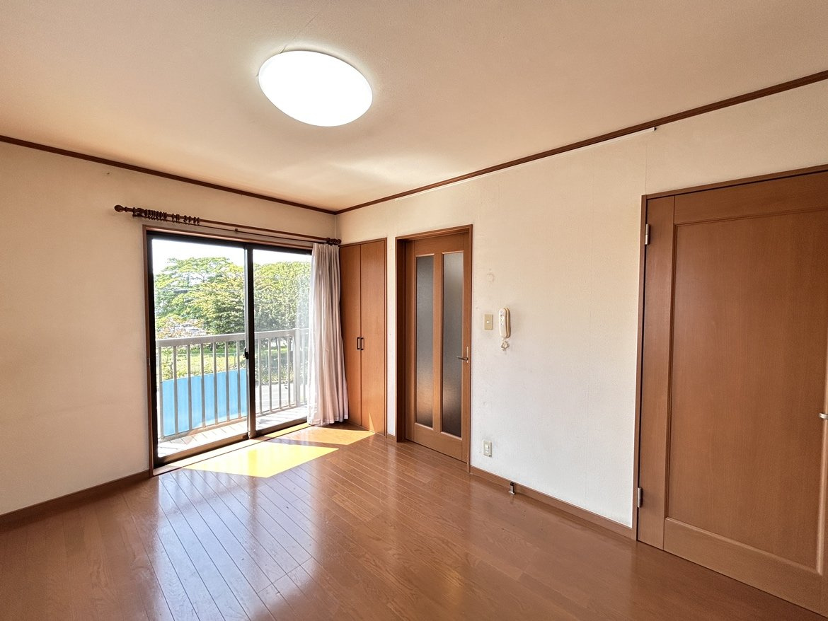 八戸市諏訪３丁目　二世帯住宅の洋室|【リフォーム中】2階約6帖洋室です。クロス張替、照明交換を行います。