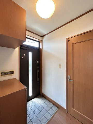八戸市諏訪３丁目　二世帯住宅の玄関|【リフォーム中】2階玄関ホールです。クロス張替、照明交換を行います。