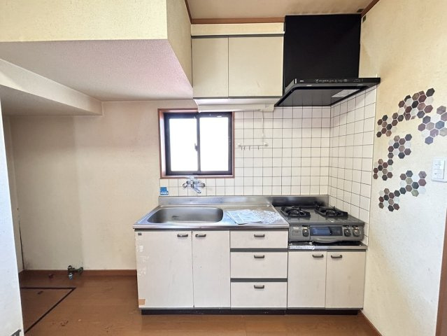 八戸市諏訪３丁目　二世帯住宅のキッチン|【リフォーム中】2階キッチンです。クリーニング・設備点検をいたします。
