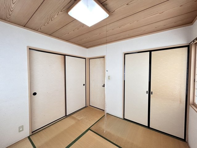 八戸市諏訪３丁目　二世帯住宅の和室|【リフォーム中】2階和室の写真です。クロス張替、照明交換を行います。