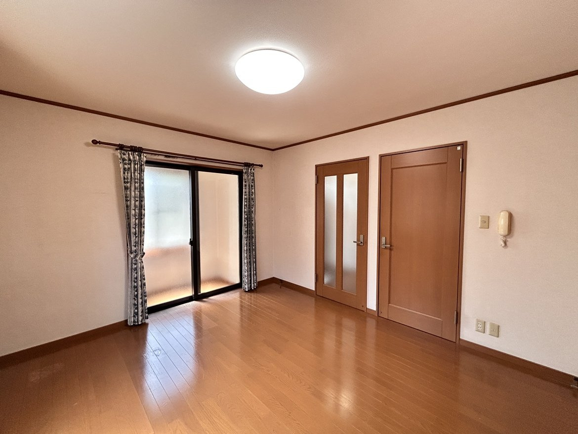八戸市諏訪３丁目　二世帯住宅の洋室|【リフォーム中】1階約7帖洋室です。クロス張替、照明交換を行います。
