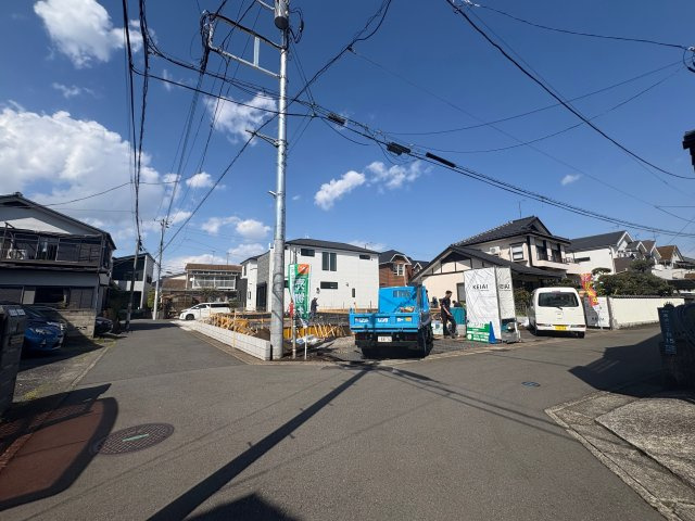 全２棟／カースペース2台可／南道路／瀬谷区宮沢2丁目の前面道路含む現地写真