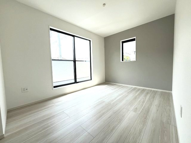 【寝室】 | 福岡市東区八田3丁目13期　1号棟（全6棟）【仲介手数料無料・0円】 | 現地写真。2階主寝室です。
