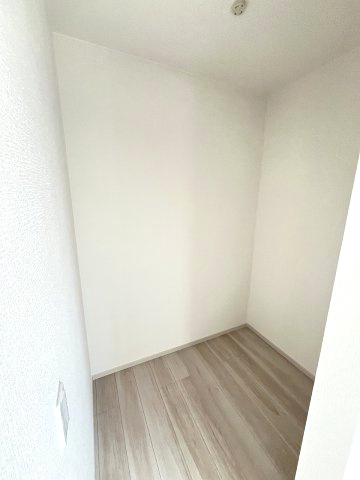 【収納】 | 福岡市東区八田3丁目13期　1号棟（全6棟）【仲介手数料無料・0円】 | 現地写真。ウォークインクローゼットです。