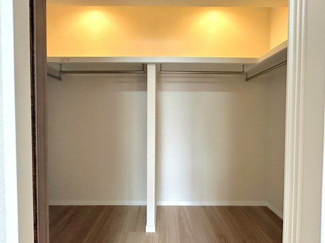 ライオンズマンション文京第２の収納|～Closet～
各部屋に収納が付いており冬物や夏物、スーツケースなども全部まとめて収納もできますのでお部屋を広く開放的にお使いいただけます。