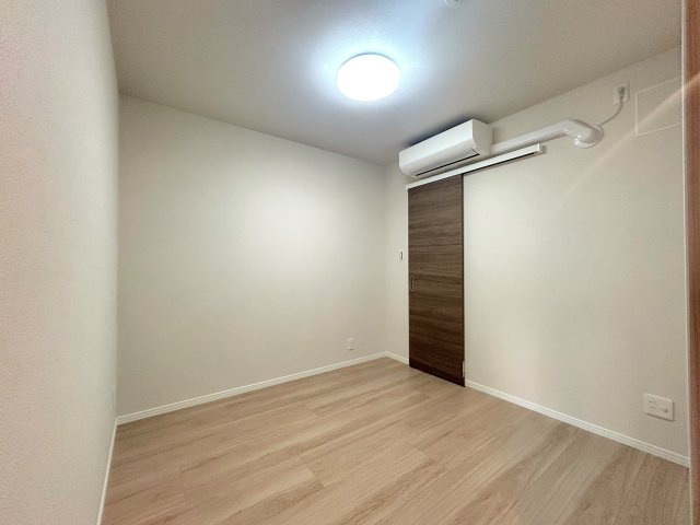 ライオンズマンション文京第２の洋室|感性を育むプライベートルームはシンプルでスマートな空間。好みの空間で読書をしたり、音楽を聞いたりと一人の時間も充実したものにできます。