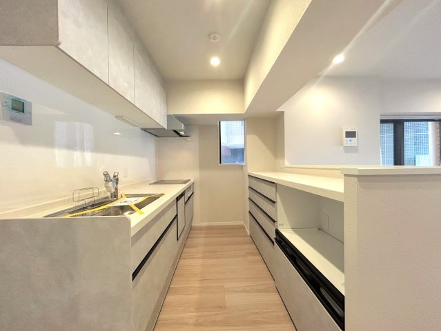 ライオンズマンション文京第２のキッチン|
とても広々としたキッチンスペース。写真のように真ん中に立てばお料理を効率よく用意することが出来そうですね。様々な使い方が想像できます。