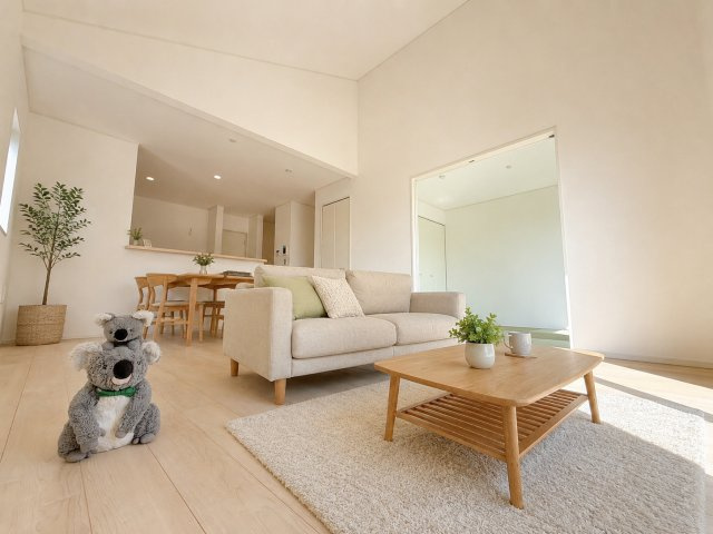 【居間・リビング】 | 前橋市粕川町新屋　新築住宅 | ※配置されている家具はAI加工によるものです。