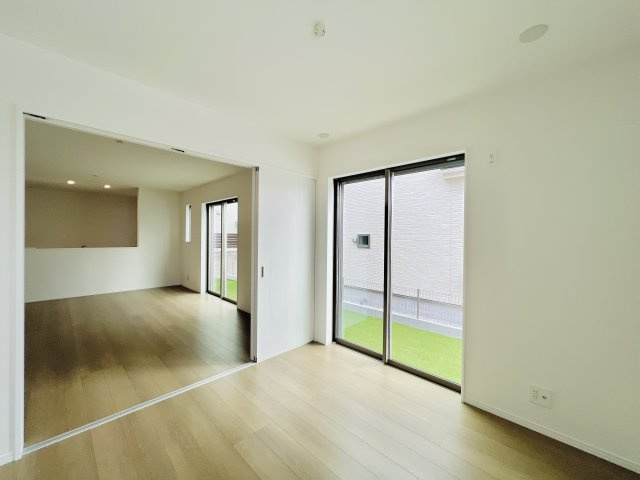 前橋市広瀬町3丁目の洋室|リビングに隣接する洋室は、キッズスペースや家事スペースとしても♪