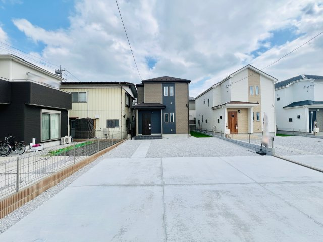 前橋市広瀬町3丁目の前面道路含む現地写真|敷地広々で駐車スペースも３台以上可能♪