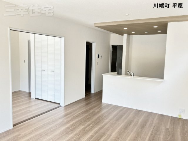 碧南市川端町の居間・リビング|リビングダイニング16帖。下がり天井の効果は、手元が明るくなるので視覚的にお料理がおいしく見えると言われています